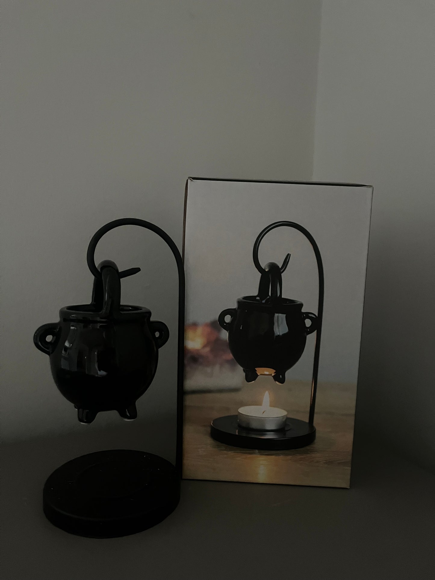 Hanging cauldron burner