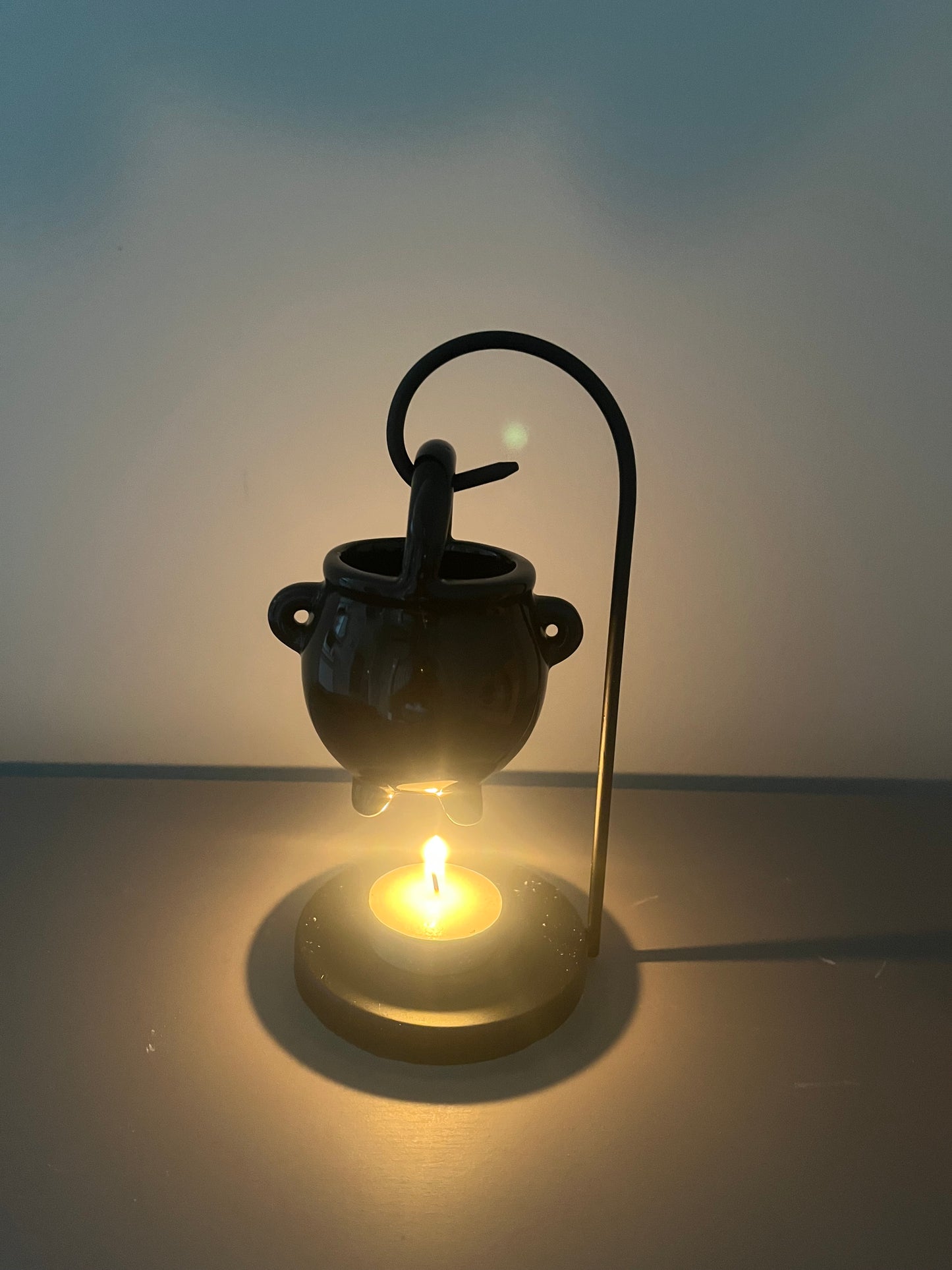 Hanging cauldron burner